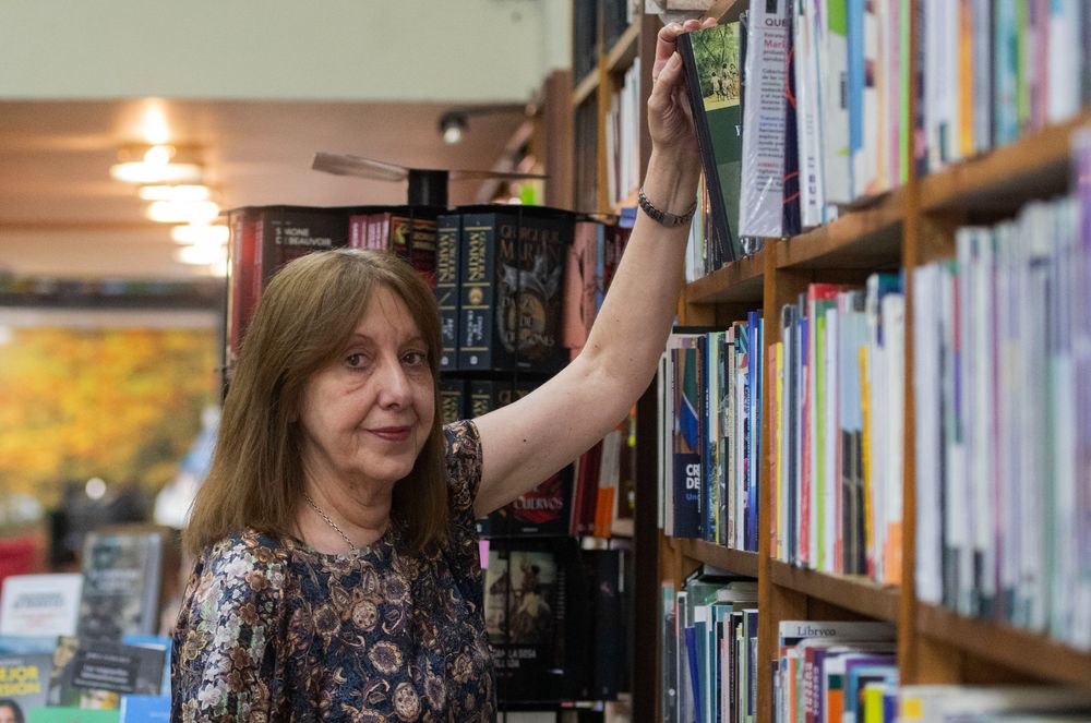 Pilar García Santos, dueña de la librería García Santos, que este año está celebrando 85 años en Mendoza. Foto: Ramiro Gómez / Los Andes