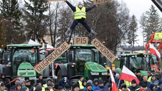 Agricultores polacos protestan en Czerniczyn, cerca de la frontera con Ucrania. En la pancarta se lee UE, Gobierno, abajo desde la izquierda: Oligarcas y usurpador de la justicia. (Wyborcza / Jakub Orzechowski)