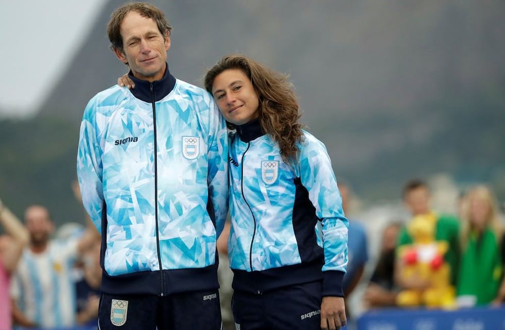 Santiago Lange y Cecilia Carranza llevarán la bandera nacional en la apertura de los Juegos Olímpicos de Tokio. (AP)