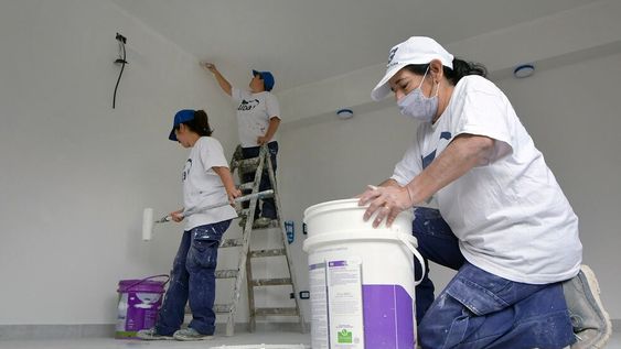 Pintoras de obra. Nancy Pallero (58), Ayelén Aybar (32) y su hermana Antonella Aybar (25) son pintoras de obra fina y gruesa.Foto. Orlando Pelichotti