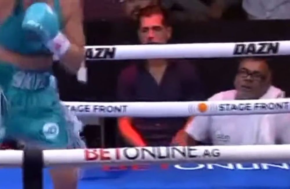 Instantes antes de que Diego Arua se desvaneciera a un costado del ring, presenciando la pelea de su esposa. Foto Captura: X / @ajoaquinarieta