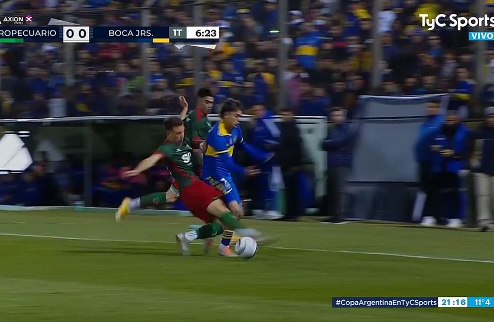 La violenta falta contra Ezequiel Zeballos.