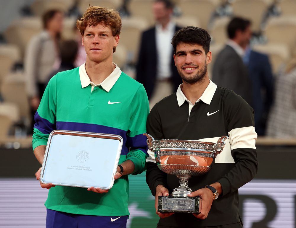 PARIS (France), 08/06/2025.- Carlos Alcaraz of Spain (R) celebrates with the Coupe des Mousquetaires after winning his Men's final match against Jannik Sinner of Italy with his runner up trophy at the French Open Grand Slam tennis tournament at Roland Garros in Paris, France, 08 June 2025. (Tenis, Abierto, Francia, Italia, España) EFE/EPA/MOHAMMED BADRA