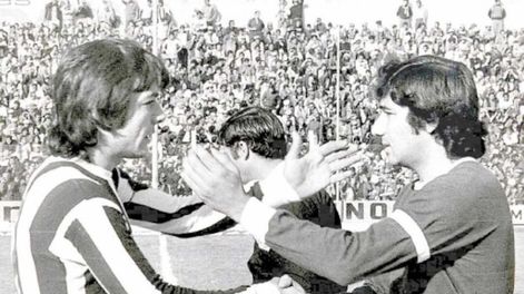 Los Andes | Angel Mauricio “Chupete” Badía(Gimnasia) y Antonio Segundo“Cura” Vergara (Independiente),cuando eran los capitanes desus respectivos equipos, en unclásico jugado en la década delos ‘70.