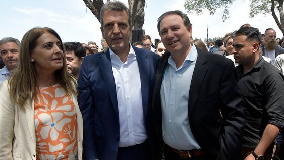 Gabriela Lizana junto al ministro de Economía, Sergio Massa, y el intendente de Lavalle, Roberto Righi, cuando el ministro viajó a Mendoza para anunciar las ayudas. Foto: Orlando Pelichotti