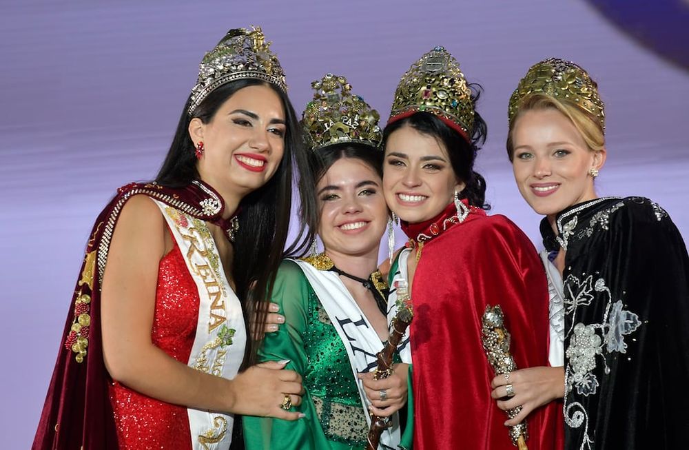 Fiesta Nacional de la Vendimia 2023Ana Laura Verde, de La Paz, coronada Reina Nacional de la Vendimia 2023 y Gemina Navarro de Tupungato Virreina Nacional, junto a las reinas salientes.