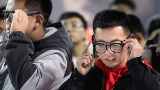 El joven habría usado gafas con IA para copiarse durante el examen.