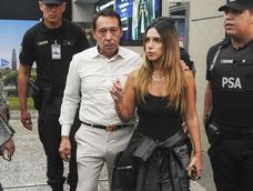 El padre de la abogada Agostina Páez expresó este lunes que su hija “está muy enojada” por el video en el que realiza gestos de “mono” en un bar de la ciudad de Santiago del Estero y señaló: “Me arrepiento totalmente”.