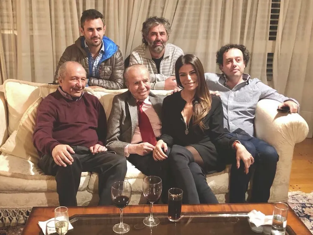 Zulema Menem junto a su tío Eduardo y a su padre, Carlos Menem. De pie detrás del sofá, Martín Menem y su hermano Adrián.