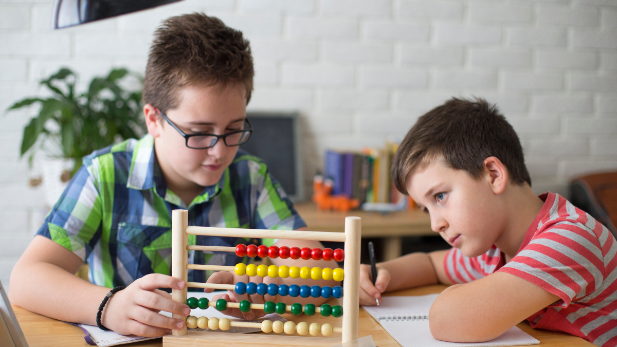 Según la psicología, los niños que cuidaban a sus hermanos menores desarrollaron una característica única