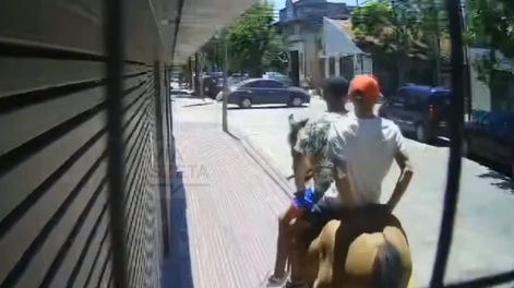 Los delincuentes fueron detenidos a pocas cuadras del lugar. Los dos eran menores de edad. - Captura de video