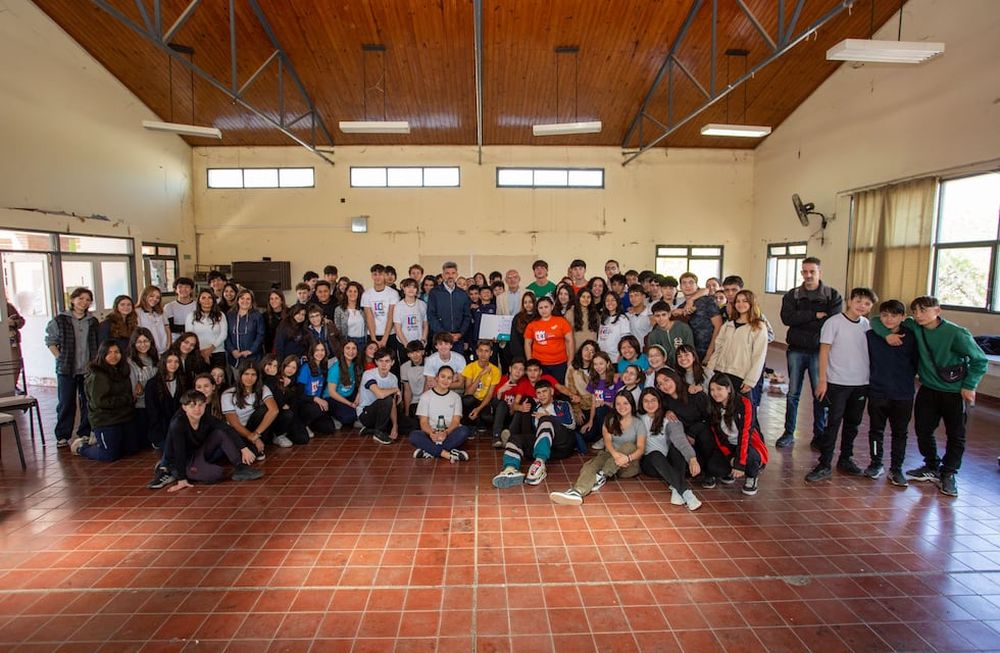 El HCD hizo entrega de una declaración de interés legislativo municipal a la escuela Vicente Zapata