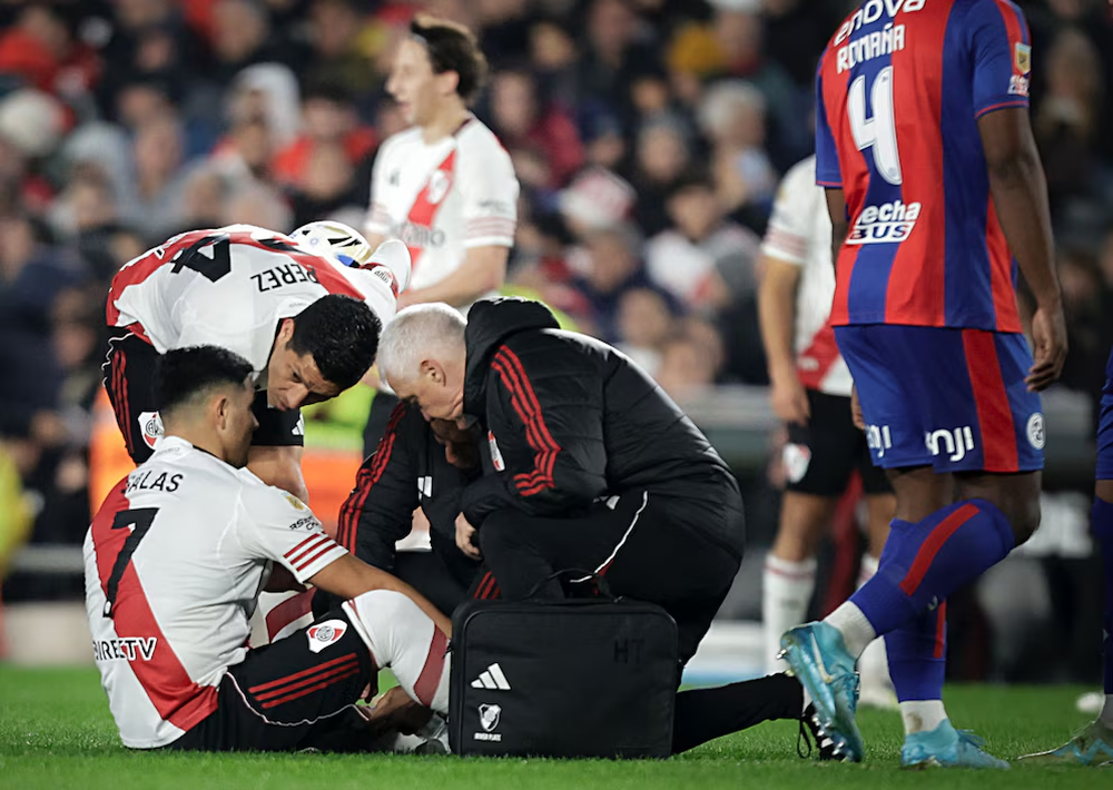 Maxi Salas werd in de 18e minuut van de eerste helft van de wedstrijd tussen River en San Lorenzo in het Monumental van het veld gehaald.