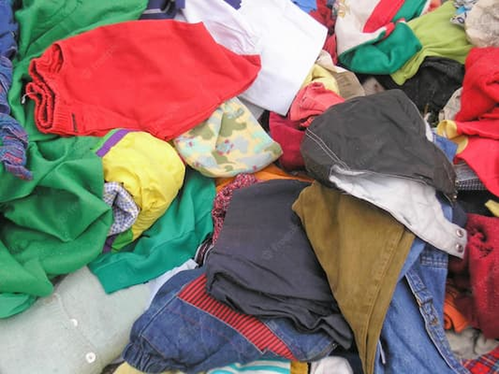 El reciclaje de ropa impulsa trucos sostenibles que renuevan el hogar sin gastar dinero.