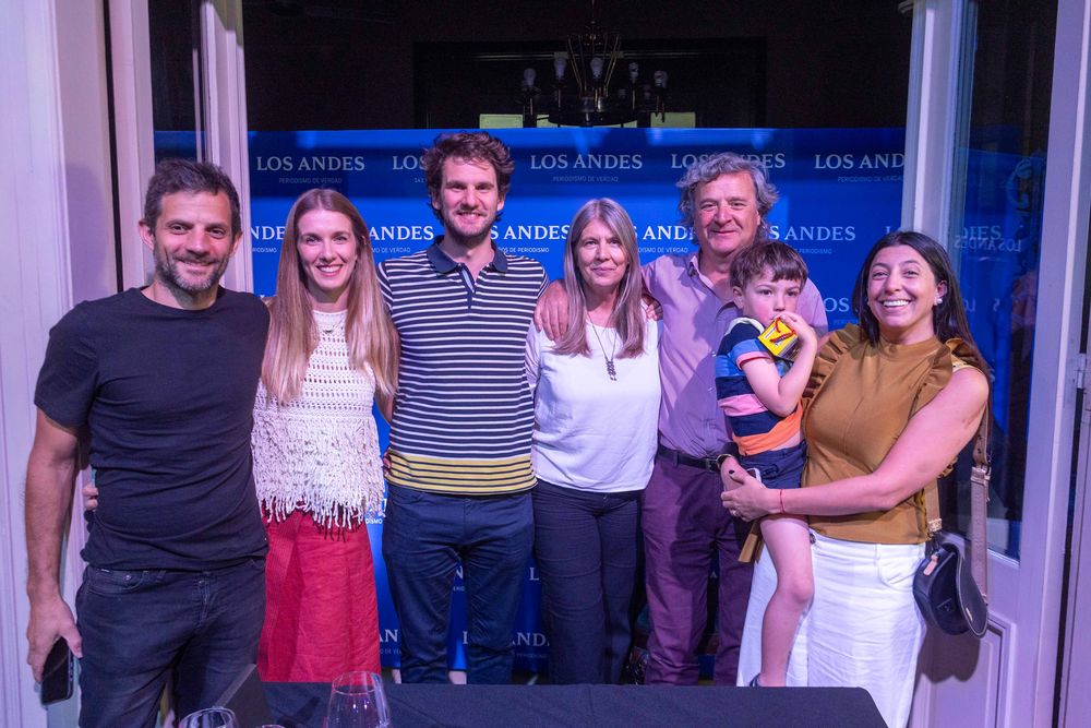 El autor junto a su familia y, en particular, su nieto Alfonso, a quien el autor dedicó su libro.
