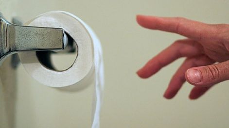 Ahorro inteligente: una máquina entrega papel higiénico por reconocimiento facial