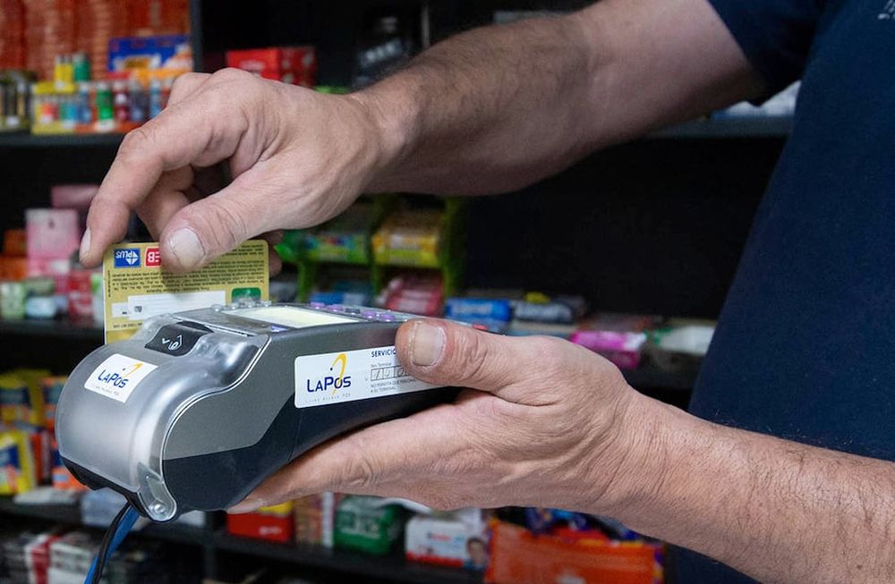 El precio de un producto o servicio tendría que ser siempre el mismo si se abona en un solo pago, en efectivo, con tarjeta de débito o de crédito, por transferencia bancaria o con una billetera virtual. / Foto: Ignacio Blanco.