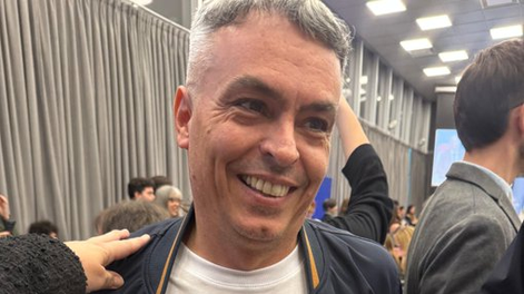 El diputado nacional Esteban Paulón y su remera con la frase de Adorni. El diputado nacional Esteban Paulón y su remera con la frase de Adorni.