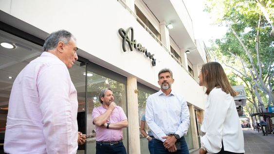 Ulpiano Suarez participó en la inauguración del nuevo café del ACA