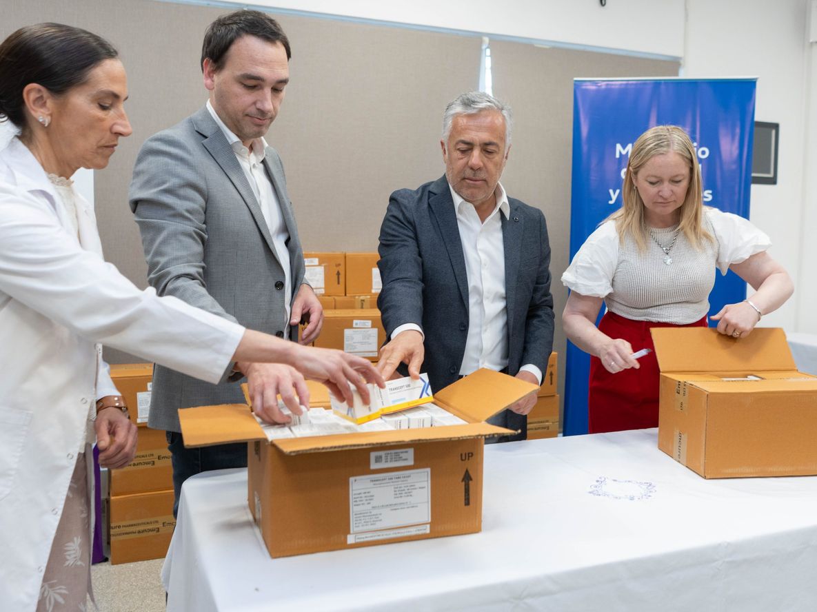 El gobernador Alfredo Cornejo, la vicegobernadora Hebe Casado y el ministro de Salud, Rodolfo Montero.&nbsp;