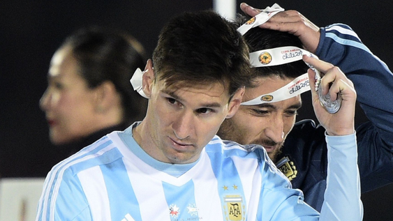 Lionel Messi enfrentó a Chile en 13 ocasiones y le convirtió 5 goles. Lionel Messi enfrentó a Chile en 13 ocasiones y le convirtió 5 goles.