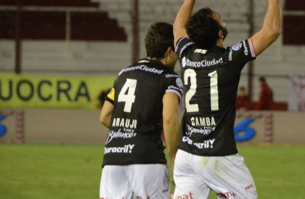 Huracán goleó a Banfield y se acerca a los puestos de vanguardia