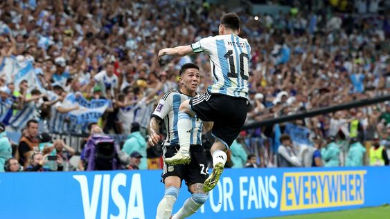 Enzo Fernández y Lionel Messi festejan el segundo gol de la Selección Argentina ante México por el Grupo C del Mundial de Qatar. / Prensa Selección Argentina.