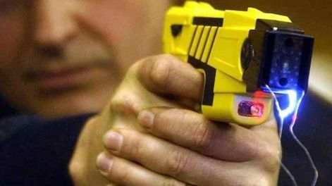 Las pistolas Taser en el foco del debate político. Archivo