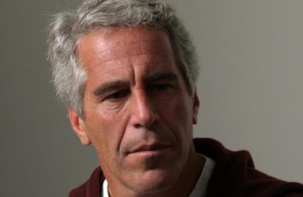El millonario estadounidense Jeffrey Epstein se quitó la vida en prisión en 2019 pero continúa la investigación sobre su red de tráfico sexual y los nombres famosos vinculados a su actividad.