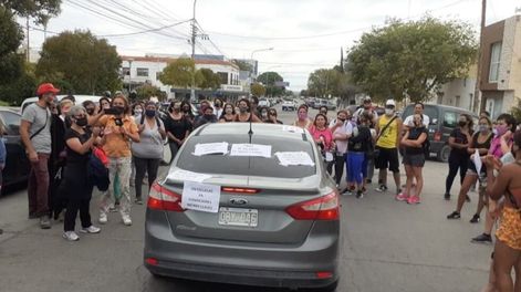 Se pudieron ver distintos carteles puestos por docentes en el vehículo del Ministro entre ellos sin sueldos no hay clases.