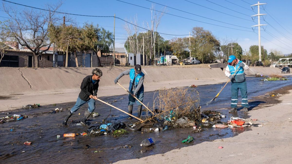 Ulpiano Suarez impulsa una ley provincial para sancionar con mayor dureza a quienes arrojen basura en acequias y cauces de agua