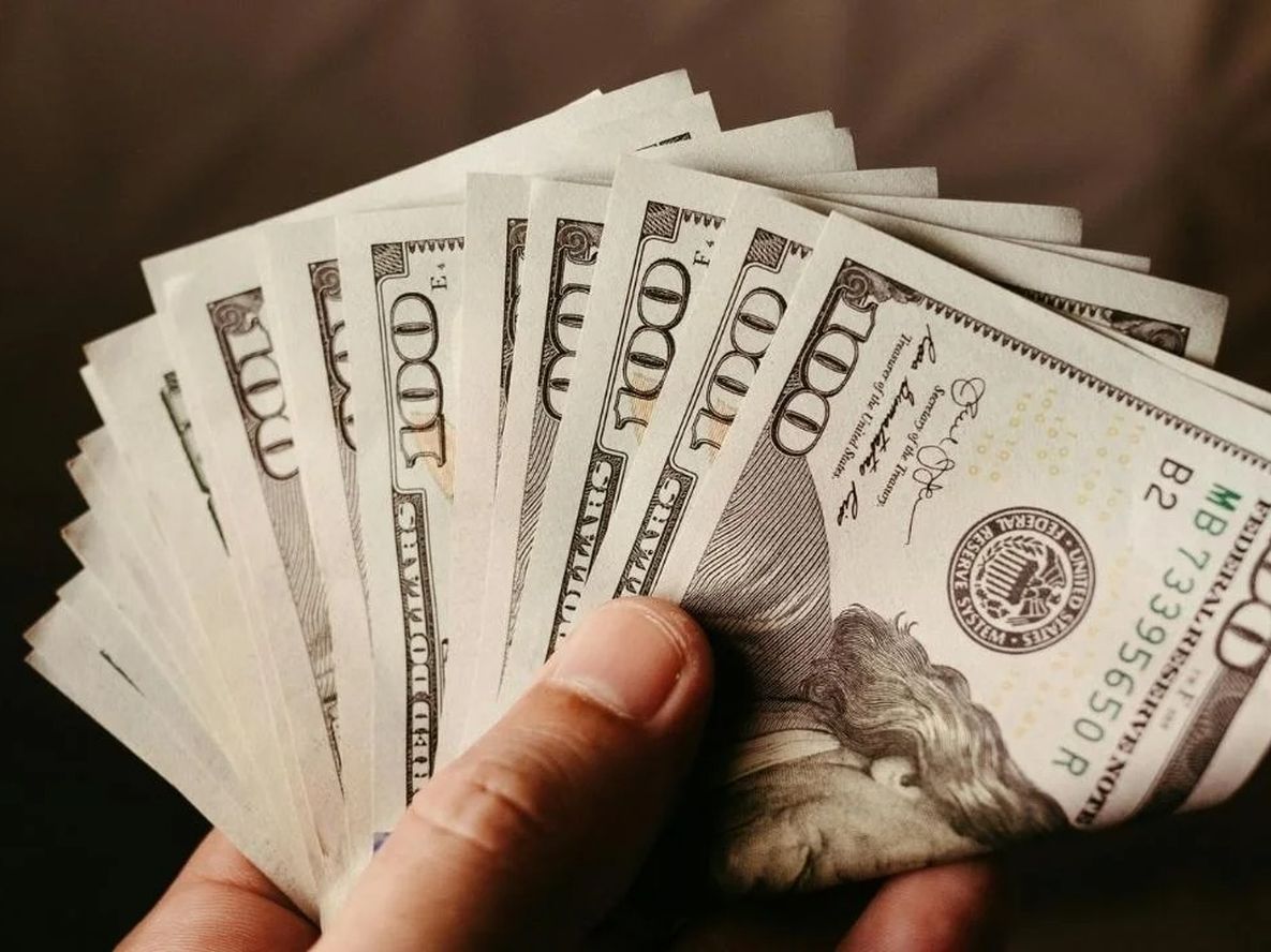 El Tesoro de EEUU intervino y el dólar cedió $10: a cuánto cerró el blue y los financieros