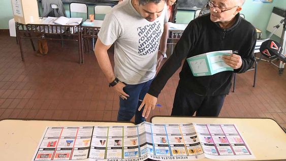 Elecciones PASO en 7 departamentos de la provincia de Mendoza.En la escuela Celina Álvarez del departamento de Maipú, los ciudadanos ingresan a votar sin problemas, estrenando el sistema de boleta única de papel para elegir a sus candidatosEl Presidente de mesa, explica a un votante el sistema de realizar el votoFoto:José Gutierrez / Los Andes