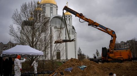 Los Andes | Una grúa levanta un cadáver de una fosa común con el fin de que sea trasladado a una morgue para su identificación, en Bucha, a las afueras de Kiev, Ucrania. / Foto: AP