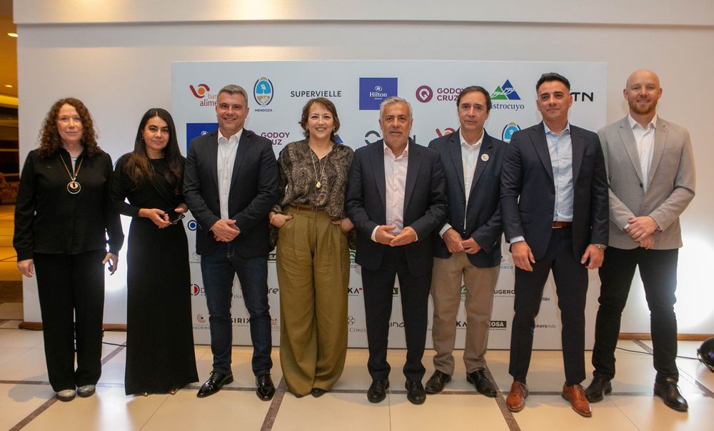 Alianza que crece: miembros de Banco de Alimentos y autoridades provinciales celebrando la gran convocatoria.