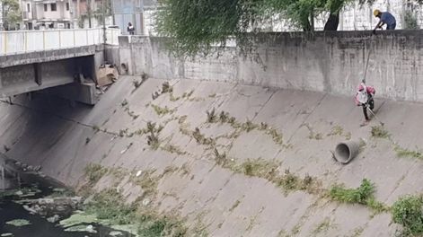 Un grupo de jóvenes estaba teniendo relaciones sexuales debajo del puente de un canal ubicado en la Ciudad de Salta.