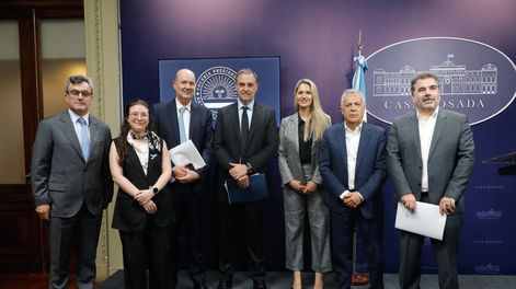 El gobernador Alfredo Cornejo participó activamente en el Consejo de Mayo en representación de los gobernadores.