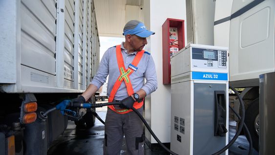 ypf amplia la disponibilidad de azul 32 con modalidad en surtidor en 80  estaciones de servicio