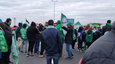 Gendarmería busca desalojar el bloqueo de ATE del acceso al aeropuerto