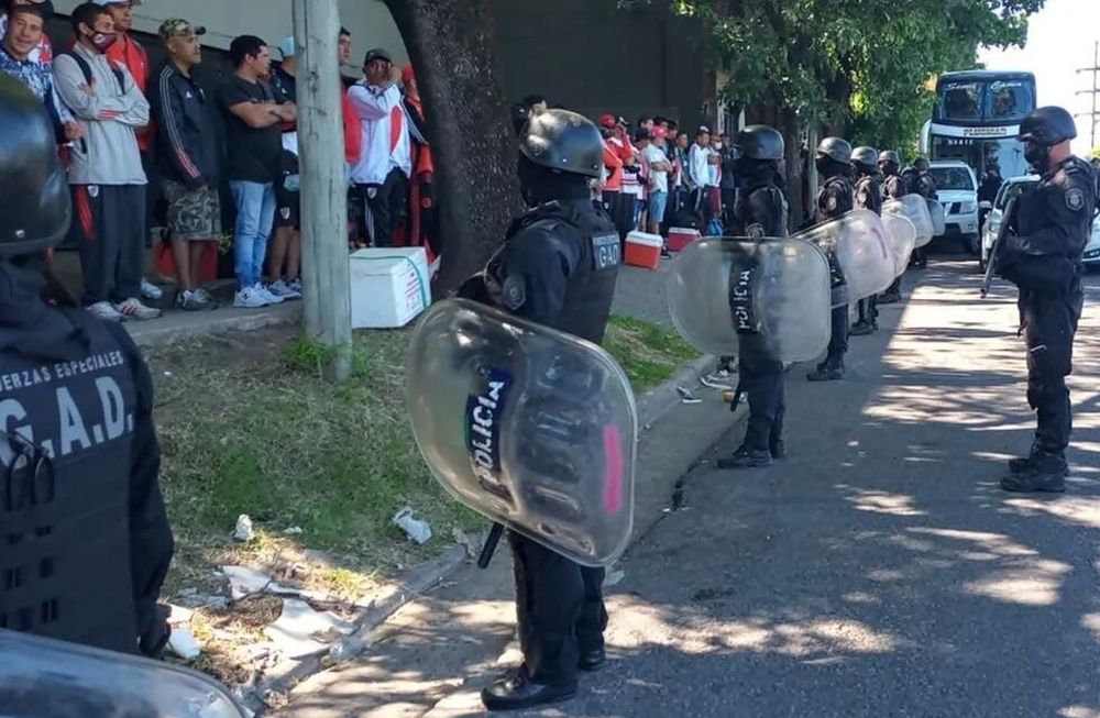 Detuvieron a 13 barras de River con armas de fuego y drogas camino a Salta. / Gentileza.