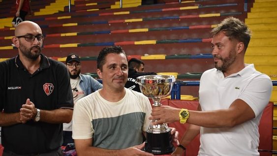 El presidente de Atenas Sport Club, Nahuel García, junto a Nicolás Popón, presidente de la FBPM y Diego Cantón, Secretario FBPM. / Gentileza: FBPM.