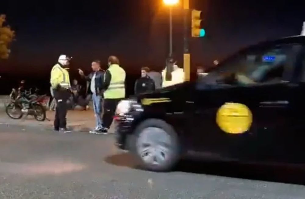 Sucedió este sábado en la madrugada, el operativo policial se llevaba a cabo en la zona de Playa Grande, en Mar del Plata. El conductor “le dio un golpe de puño al agente” y fue detenido.