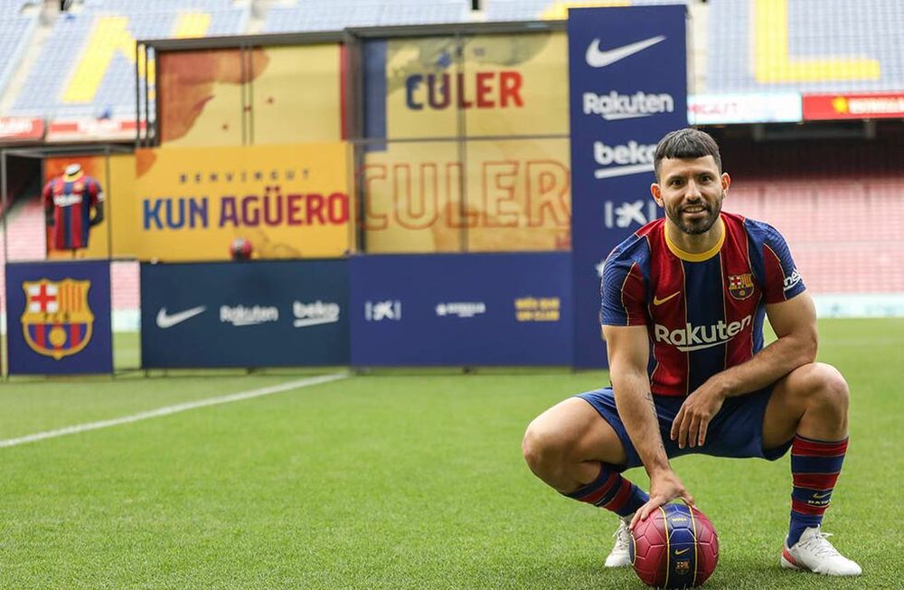 El delantero argentino Sergio Kun Agüero posa al ser presentado como nuevo jugador del Barcelona