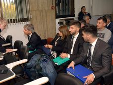 El exjuez Walter Bento junto a su esposa Marta Boiza y sus hijos Nahuel y Luciano Bento en Tribunales. 