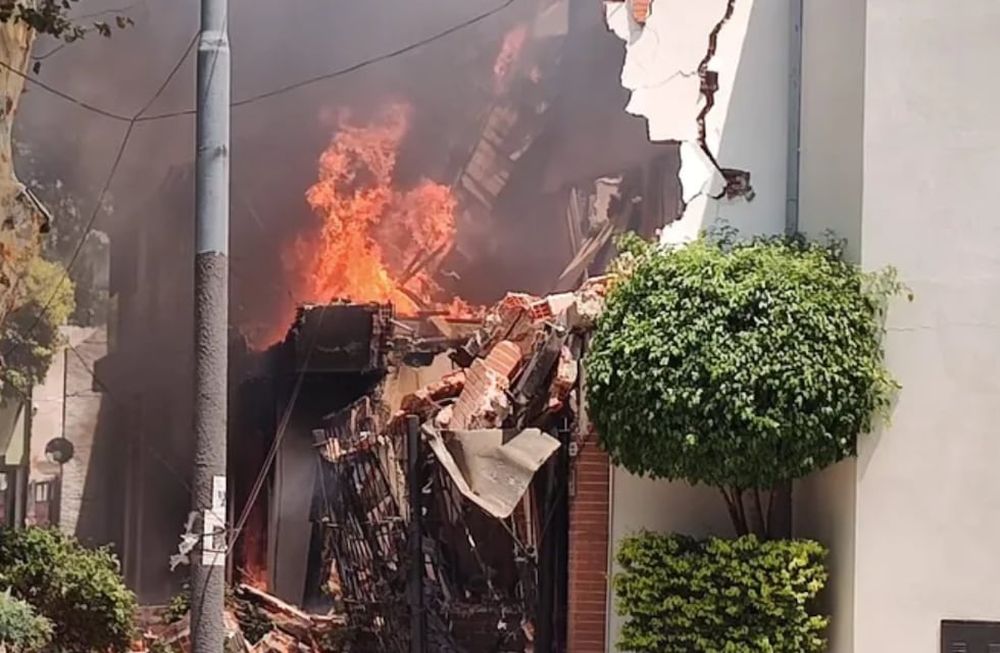 Hemos encontrado una víctima fatal y estamos removiendo escombros en búsqueda de otras posibles víctimas declaró el comisario Berardi a C5N. Foto: Gentileza La Nación.