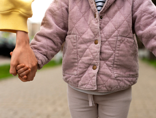 Mintió a sus hijas diciendo que su padre había muerto y era abusador: la Justicia ordenó que volvieran con él. | Imagen ilustrativa / Freepik