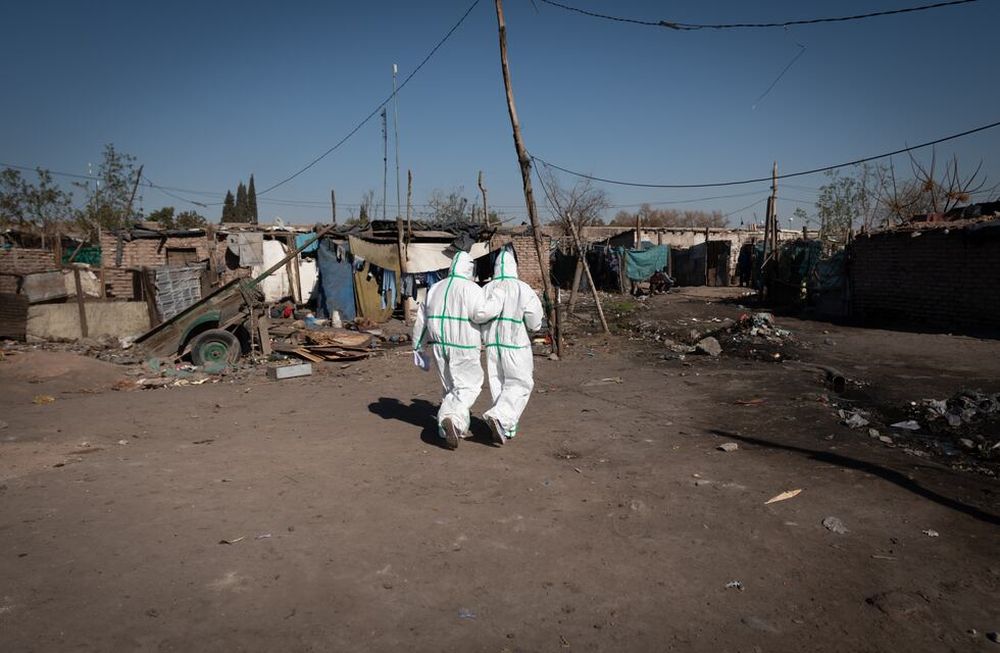 Una de las coberturas premiadas. Mendoza 15 de julio de 2020 Sociedad. Operativo de testeos e hisopados en el asentamiento Castro por posible transmisión comunitaria en el departamento Guaymallen. Ignacio Blanco / Los Andes