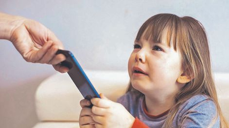 El uso de celulares a temprana edad, cambiaría algunos hábitos a futuro.