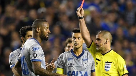 Conmebol anuló la expulsión del jugador de Cruzeiro que le fracturó la mandíbula a Andrada