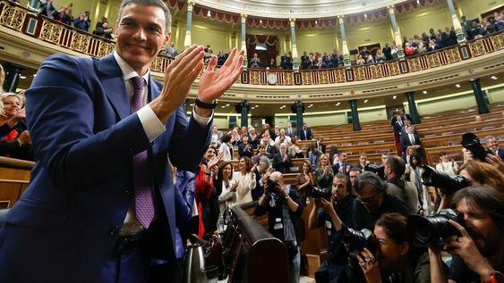 El presidente del Gobierno en funciones, Pedro Sánchez, aplaude al término de la segunda jornada del debate de investidura, este jueves en el Congreso de los Diputados en Madrid.  (EFE)